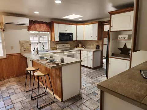 Kitchen - 16506 Sprague Loop, La Pine, OR 97739 photo 3 of 4