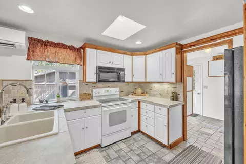 Kitchen - 16506 Sprague Loop, La Pine, OR 97739 photo 2 of 4