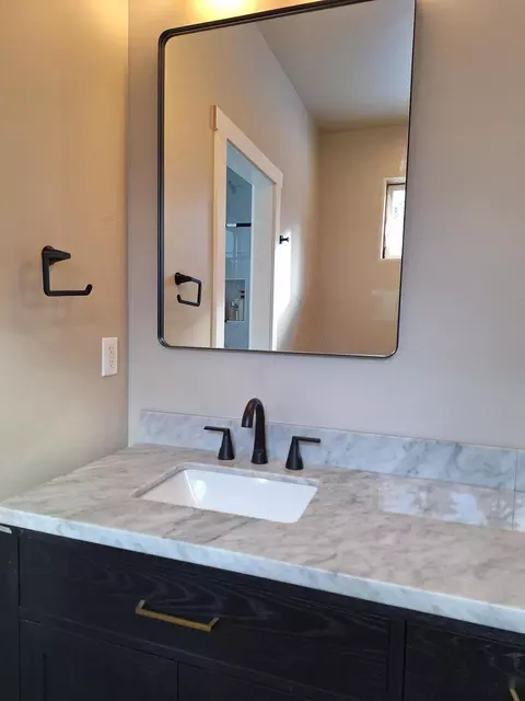 Bath - 60640 River Bend Dr, Bend, OR 97702 photo 2 of 11