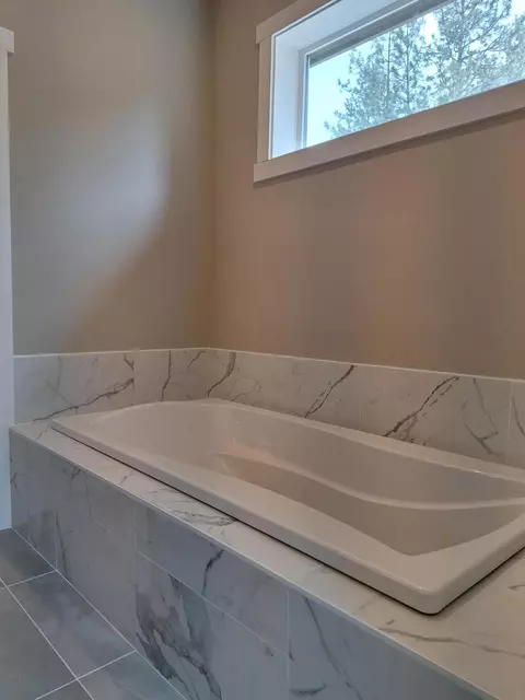 Bath - 60640 River Bend Dr, Bend, OR 97702 photo 9 of 11