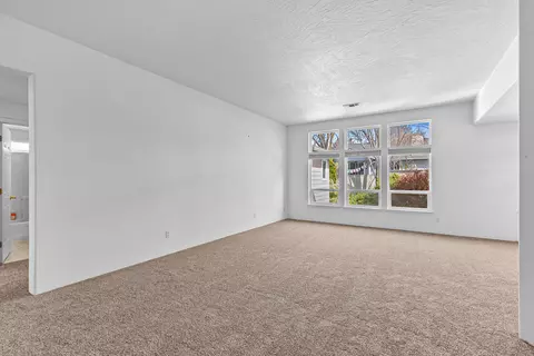 93 Freshwater Dr, Phoenix, OR 97535 photo 4