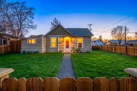 305 SW 9th St, Redmond, OR 97756