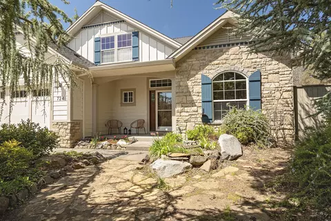 724 Williams Ct, Medford, OR 97504