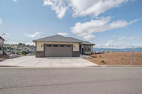 1099 Fawnhills Cir, Medford, OR 97504