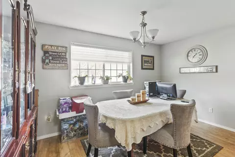 Dining - 307 Outback Ln, Glendale, OR 97442 photo 1 of 1