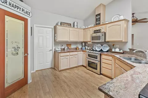 Kitchen - 307 Outback Ln, Glendale, OR 97442 photo 2 of 2