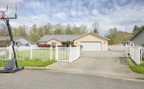 307 Outback Ln, Glendale, OR 97442