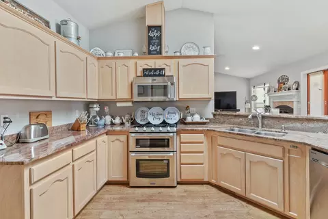 Kitchen - 307 Outback Ln, Glendale, OR 97442 photo 1 of 2