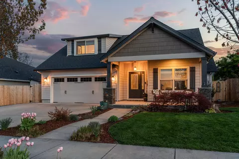 105 Huntley Ln, Phoenix, OR 97535