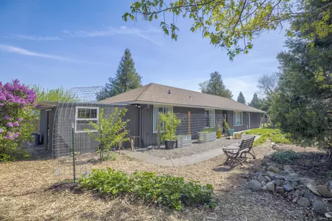 908 N Rose St, Phoenix, OR 97535