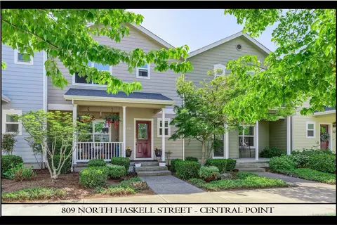 809 N Haskell St, Central Point, OR 97502