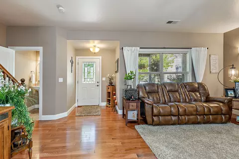 809 N Haskell St, Central Point, OR 97502 photo 4