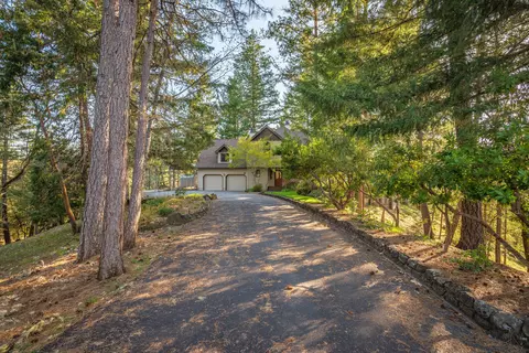 701 Shadow Hills Dr, Grants Pass, OR 97526