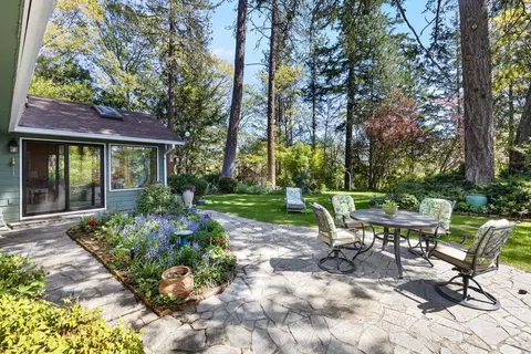 1129 Three Pines Rd, Grants Pass, OR 97526