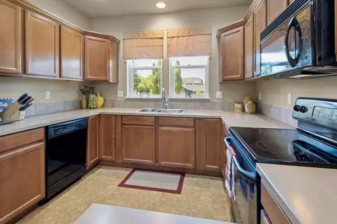 Kitchen - 60898 Garrison Dr, Bend, OR 97702 photo 2 of 2