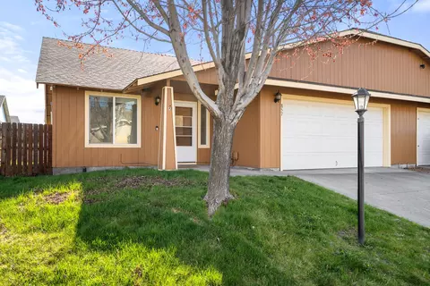 857 SE Maui Ln, Madras, OR 97741