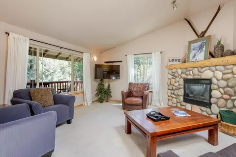 Living - 17119 Norwalk Rd, Bend, OR 97707 photo 2 of 3