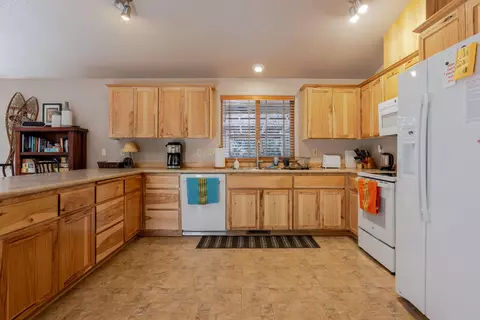 Kitchen - 17119 Norwalk Rd, Bend, OR 97707 photo 3 of 4
