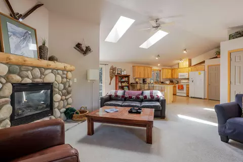 Living - 17119 Norwalk Rd, Bend, OR 97707 photo 3 of 3