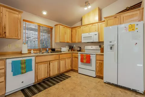 Kitchen - 17119 Norwalk Rd, Bend, OR 97707 photo 4 of 4