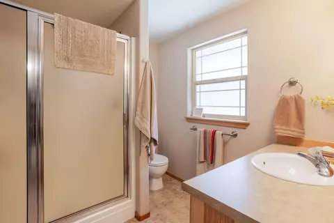 Bath - 17119 Norwalk Rd, Bend, OR 97707 photo 2 of 4