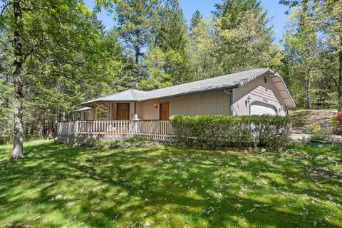 3999 Cloverlawn Dr, Grants Pass, OR 97527