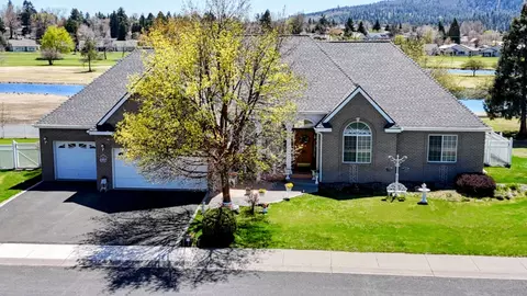 1040 Harbor Isle Blvd, Klamath Falls, OR 97601