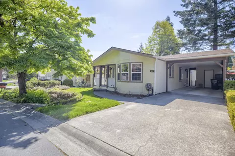 217 NW Creekside Dr, Grants Pass, OR 97526