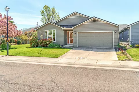 2580 Parkwood Village Ln, Central Point, OR 97502