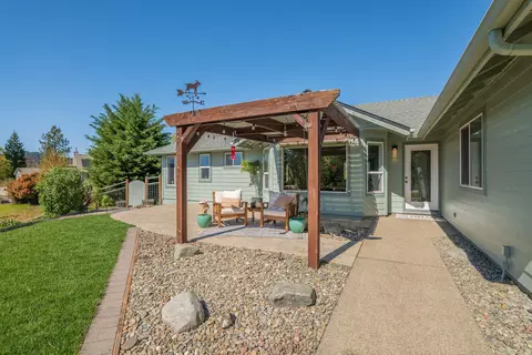 101 Eden Dr, Grants Pass, OR 97526