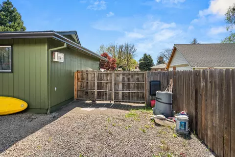 633 Libby St, Central Point, OR 97502 photo 18