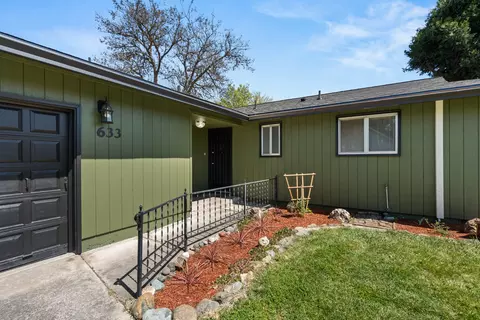 633 Libby St, Central Point, OR 97502 photo 3