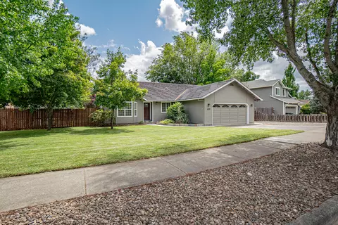 609 Crystal Dr, Eagle Point, OR 97524 photo 2