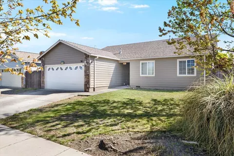 1049 Worchester Dr, Medford, OR 97501
