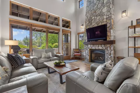 Living - 23055 Nicklaus Dr UNIT 501 A/B, Bend, OR 97701 photo 1 of 2