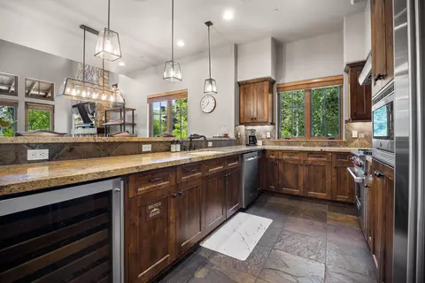 Kitchen - 23055 Nicklaus Dr UNIT 501 A/B, Bend, OR 97701 photo 2 of 2