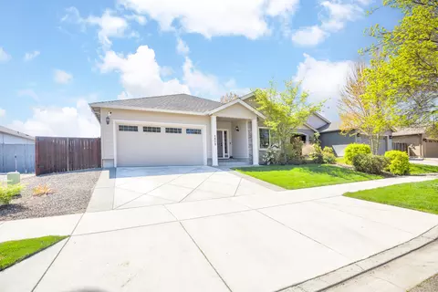 1829 Windward Dr, Medford, OR 97501