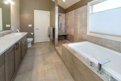 Bath - 21850 Butte Ranch Rd, Bend, OR 97702 photo 1 of 2