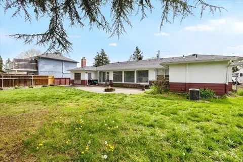 326 NE B St, Grants Pass, OR 97526