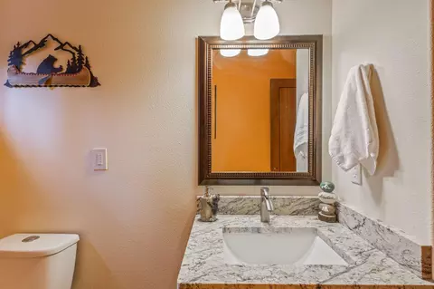 Bath - 17046 Cooper Dr, Bend, OR 97707 photo 5 of 7