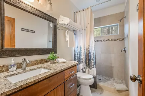 Bath - 17046 Cooper Dr, Bend, OR 97707 photo 3 of 7