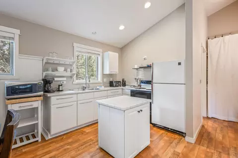 Kitchen - 17046 Cooper Dr, Bend, OR 97707 photo 6 of 7