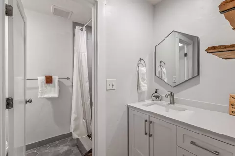 Bath - 17046 Cooper Dr, Bend, OR 97707 photo 4 of 7