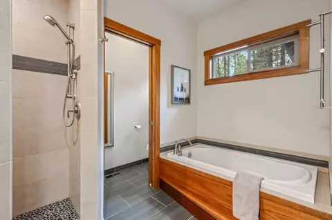 Bath - 17046 Cooper Dr, Bend, OR 97707 photo 2 of 7