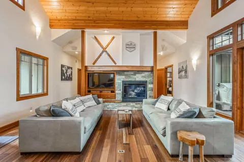 Living - 17046 Cooper Dr, Bend, OR 97707 photo 1 of 2