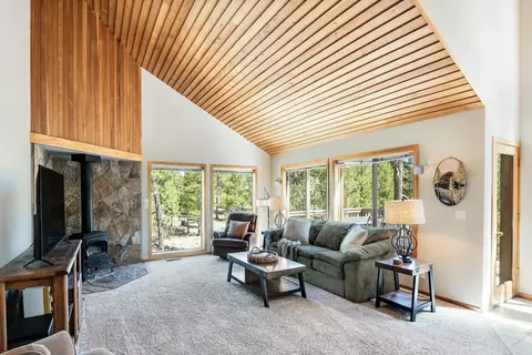 Living - 17748 Malheur Ln, Sunriver, OR 97707 photo 1 of 2