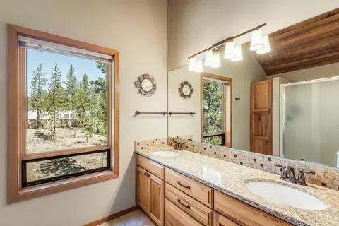 Bath - 17748 Malheur Ln, Sunriver, OR 97707 photo 1 of 2