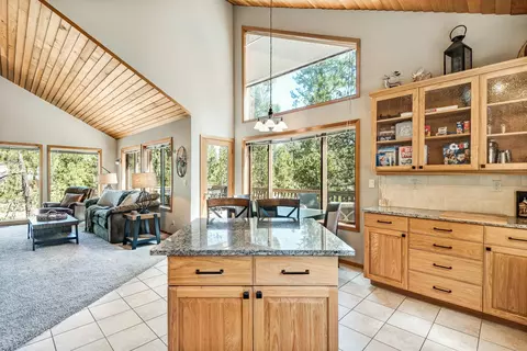 Kitchen - 17748 Malheur Ln, Sunriver, OR 97707 photo 4 of 4