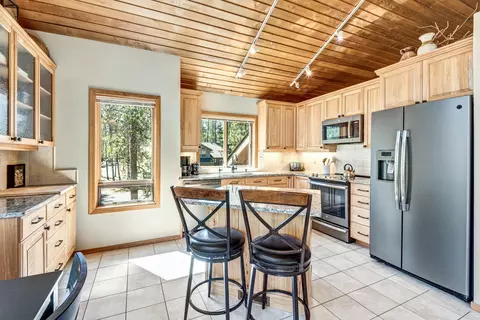 Kitchen - 17748 Malheur Ln, Sunriver, OR 97707 photo 2 of 4