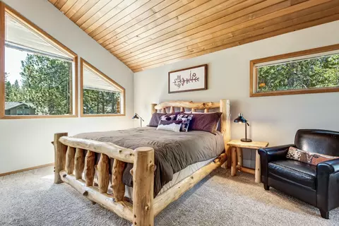 Bedroom - 17748 Malheur Ln, Sunriver, OR 97707 photo 1 of 4